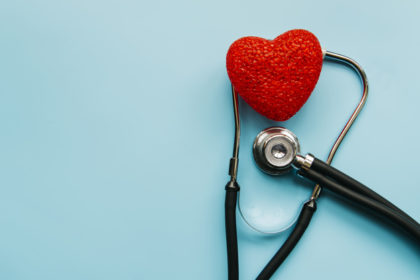 estetoscopio de vista superior com coracao 23 2148021428